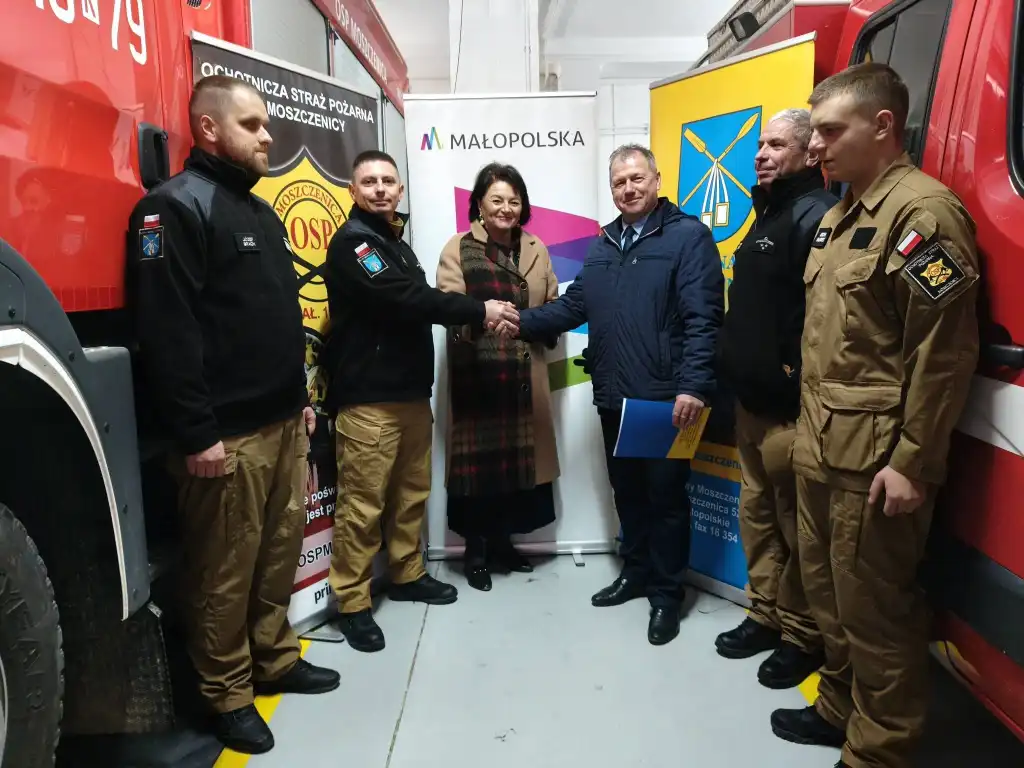 Symboliczne przekazanie, realne korzyści. OSP Moszczenica z nowym sprzętem