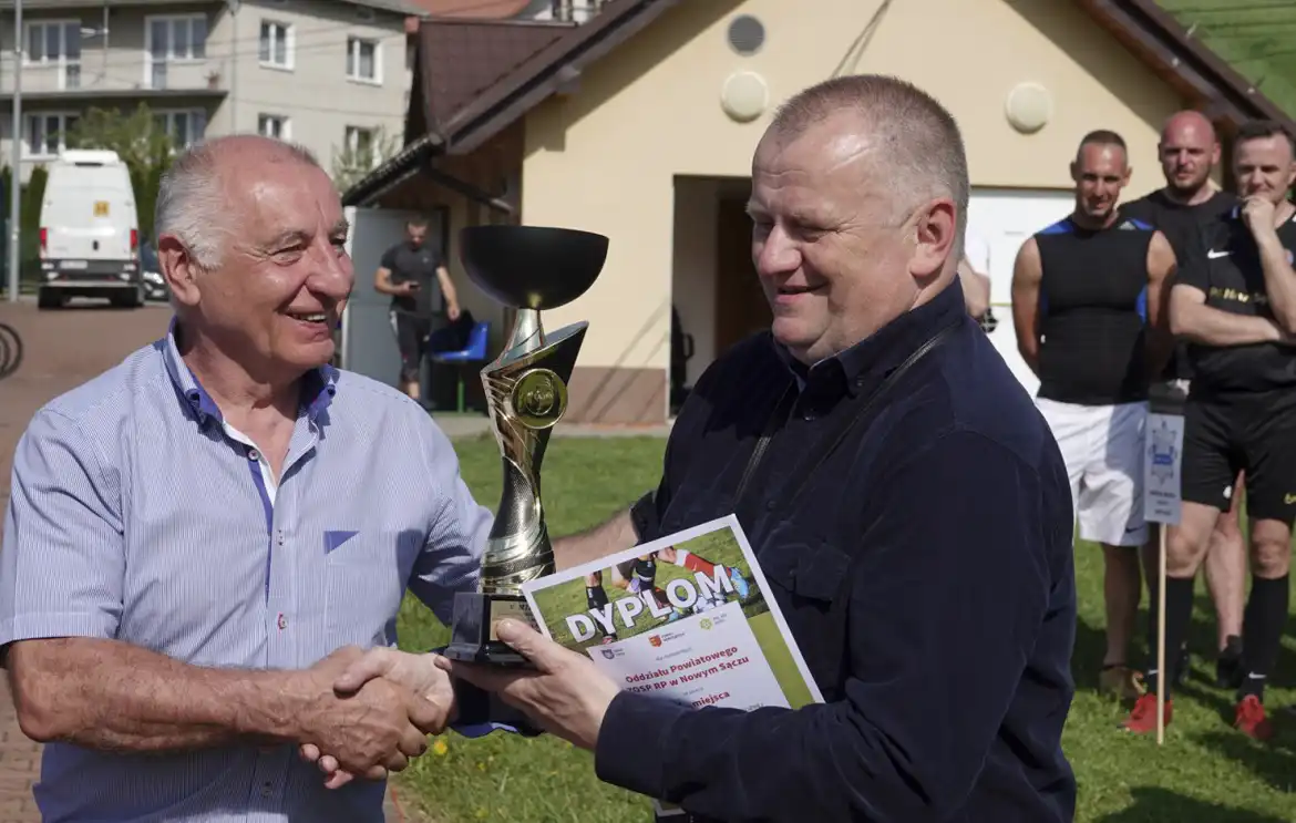 Samorządowcy z Korzennej z pucharem Starosty