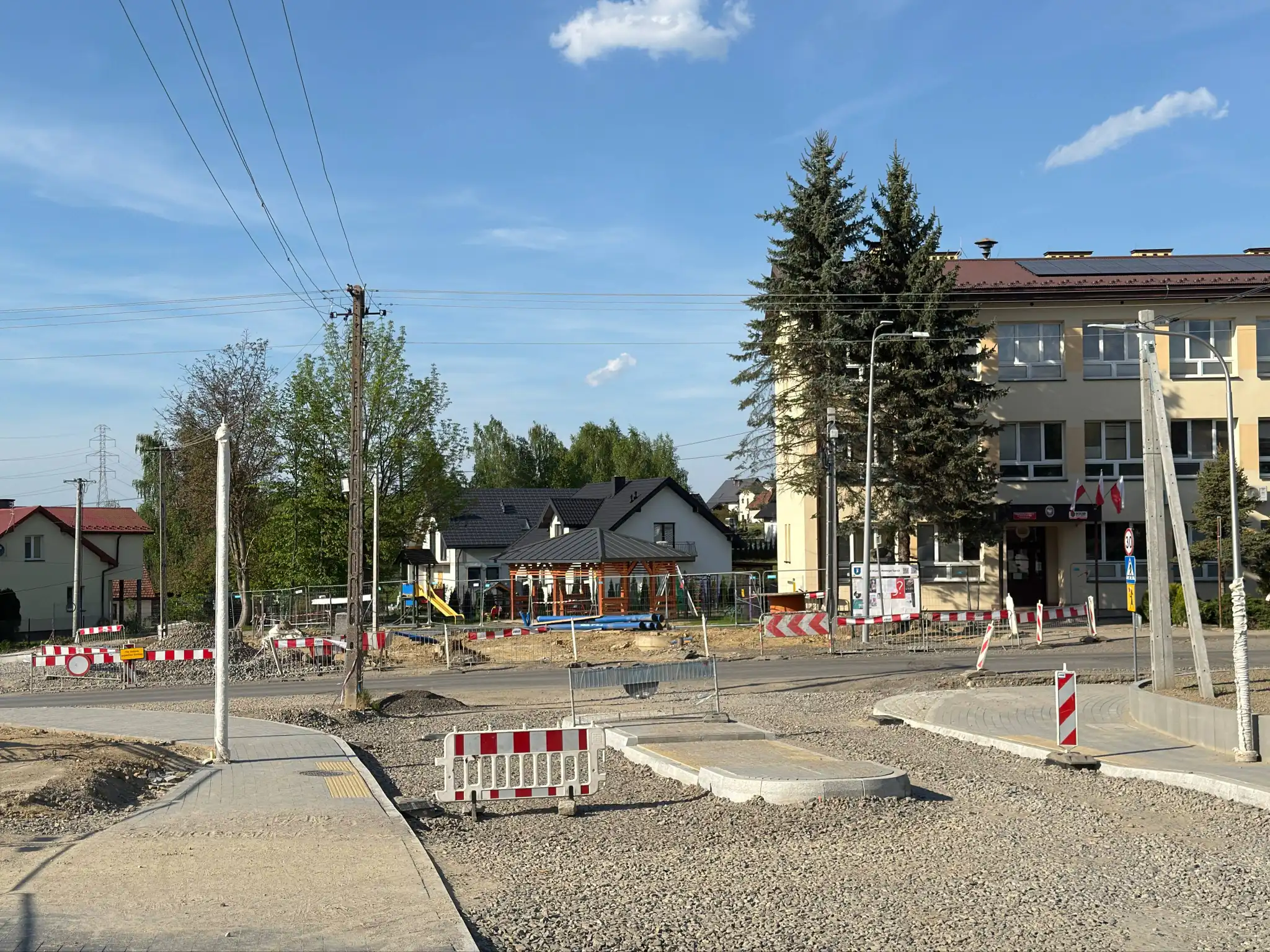 Poręba Mała się zmienia. Kolejne inwestycje poprawiają bezpieczeństwo i komfort mieszkańców