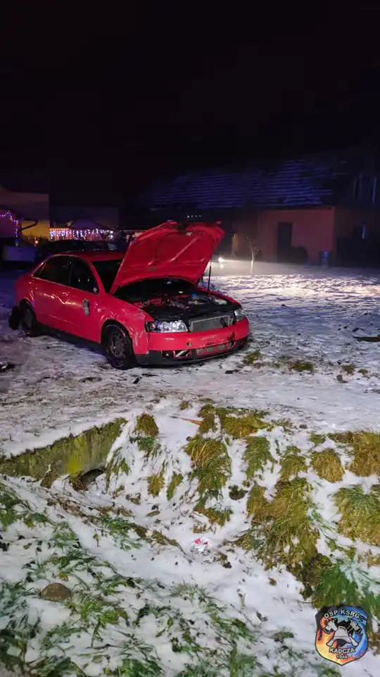 Kolizja w Kadczy. Jeden z pojazdów dachował