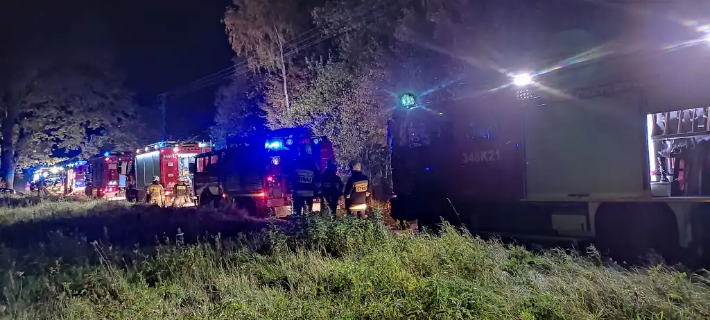 W Barcicach spaliła się drewniana stodoła. Z ogniem walczyło osiem zastępów straży