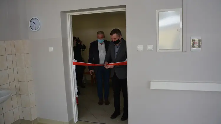 W szkołach w Chełmcu i Krasnym Potockim otwarto dwie nowe pracownie komputerowe