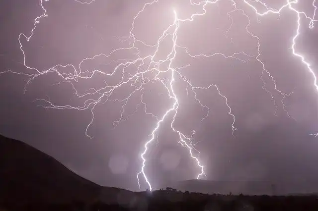 Uwaga! Możliwe burze, ulewny deszcz, wiatr i grad