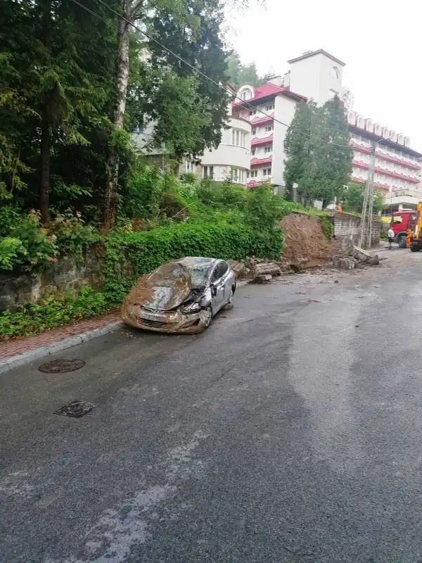 Mur oporowy runął na samochody, chodnik i drogę! Niebezpieczne zdarzenie na ul. Leśnej w Krynicy-Zdroju