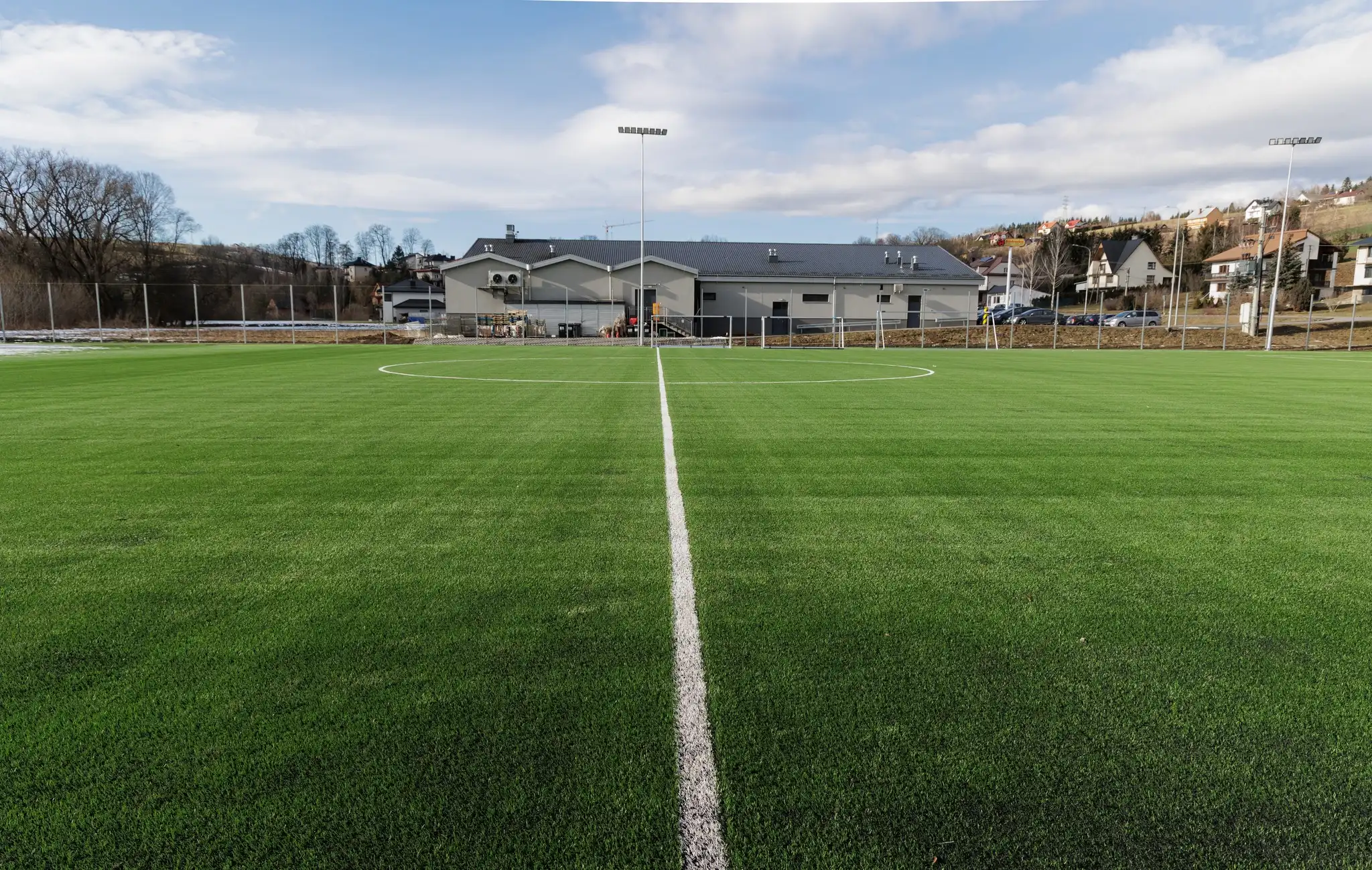Nowa era piłki w Korzennej. Stadion przechodzi kompletną metamorfozę
