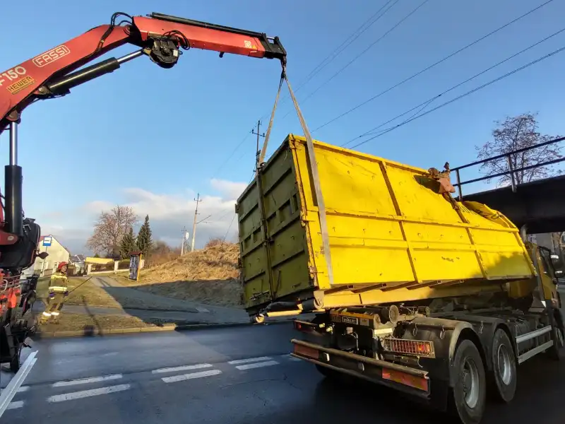 Nowy Sącz: na ul. Św. Kunegundy ciężarówka uderzyła w wiadukt