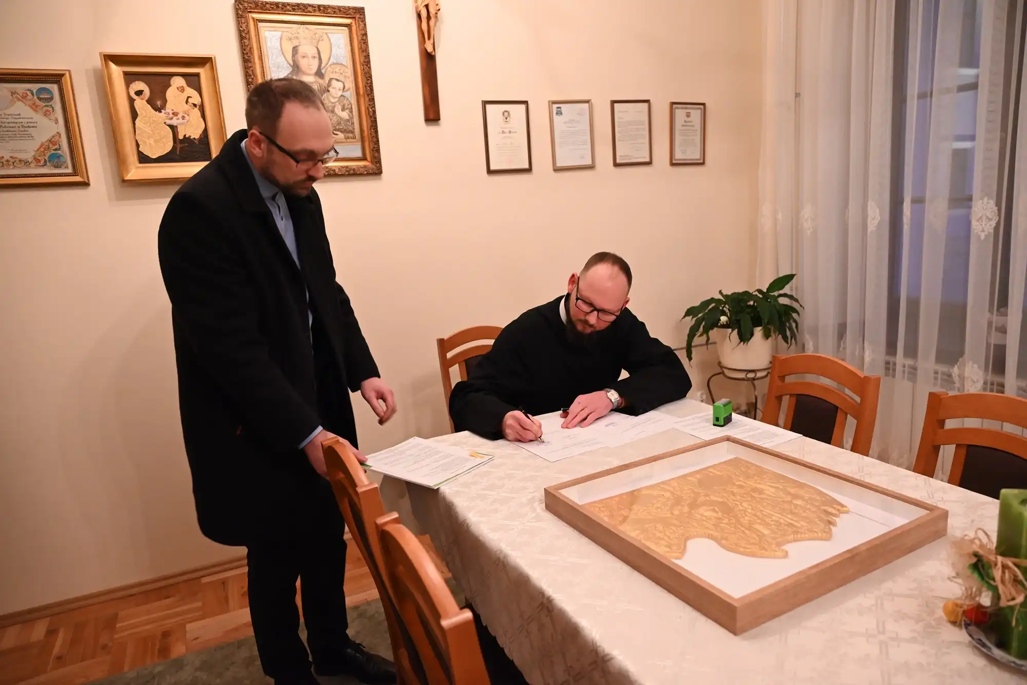 Rekonstrukcja płaskorzeźby sukni koronacyjnej Matki Bożej Tuchowskiej trafiła do Sanktuarium