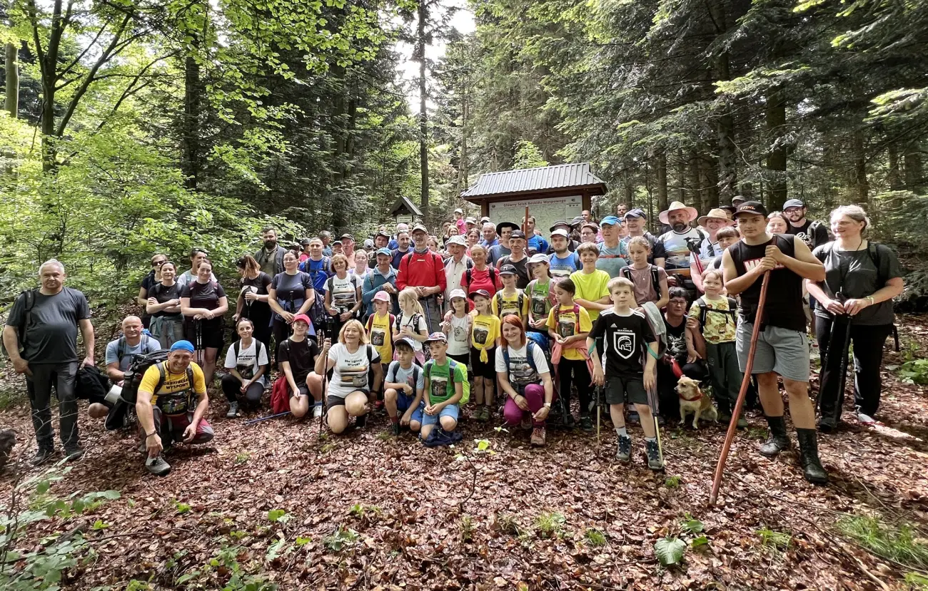 Turyści zdobyli Kiczorę Kamienicką. Kolejny przystanek akcji „Odkryj Beskid Wyspowy”