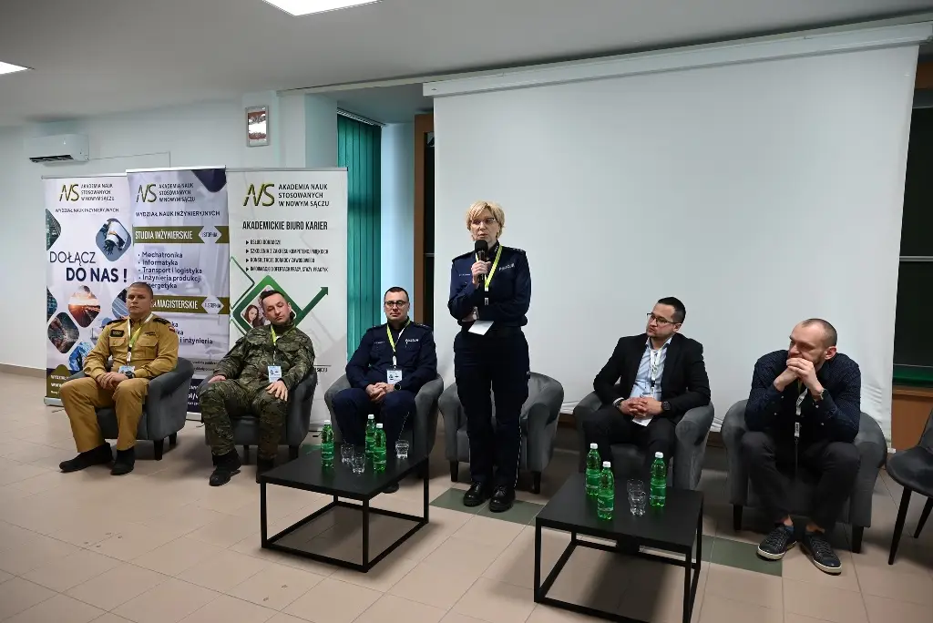Sądeccy policjanci spotkali się ze studentami. Promowali służbę w Policji