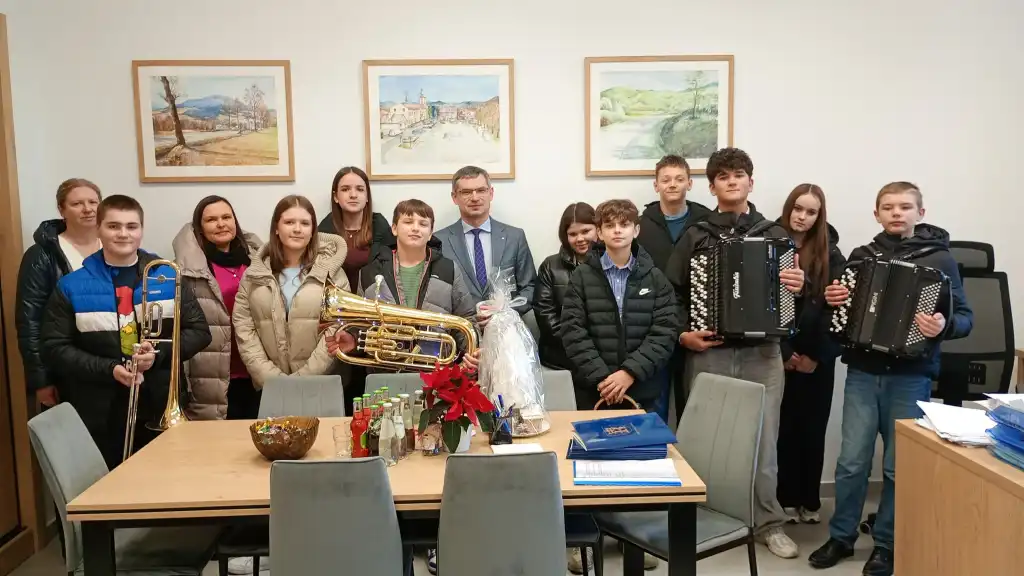 Świąteczna wizyta pełna muzyki i radości w Urzędzie Gminy Tymbark