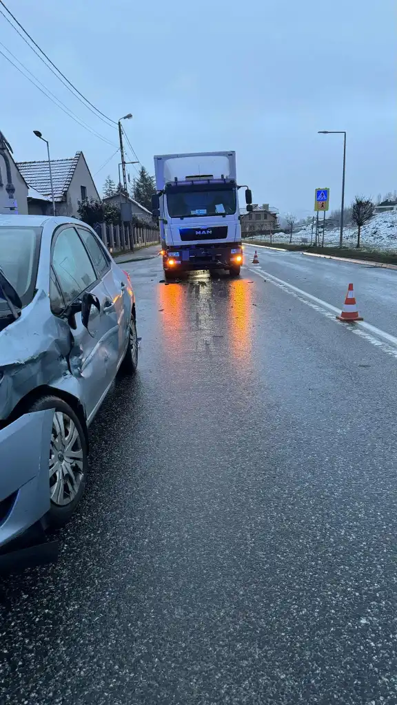 Kolizja na ul. Kolbego w Mszanie Dolnej. Jedna osoba poszkodowana