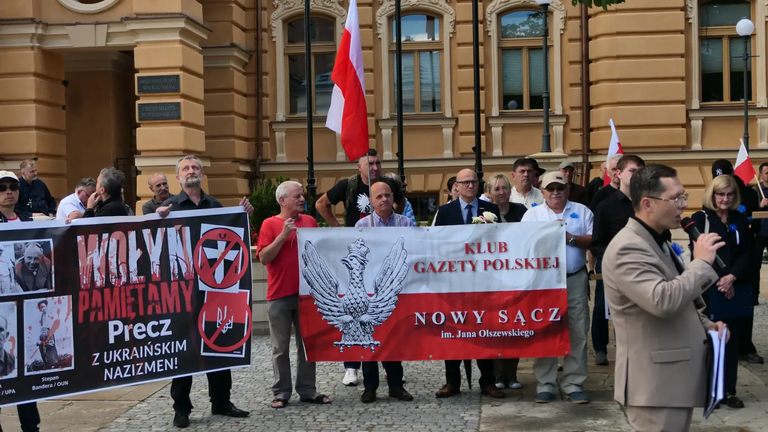 Pamięć, krzyże i mocne słowa. Marsz Wołyński po raz dwunasty przeszedł przez Nowy Sącz
