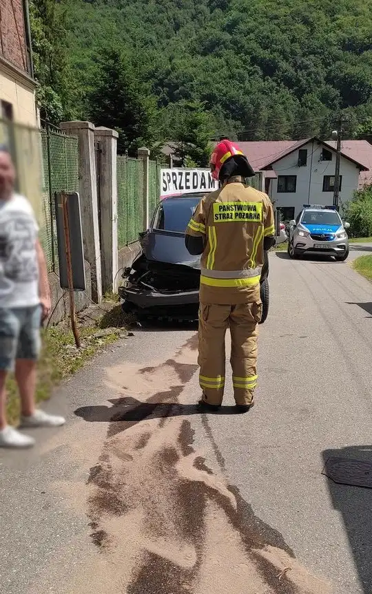 Wjechali pod pociąg na niestrzeżonym przejeździe