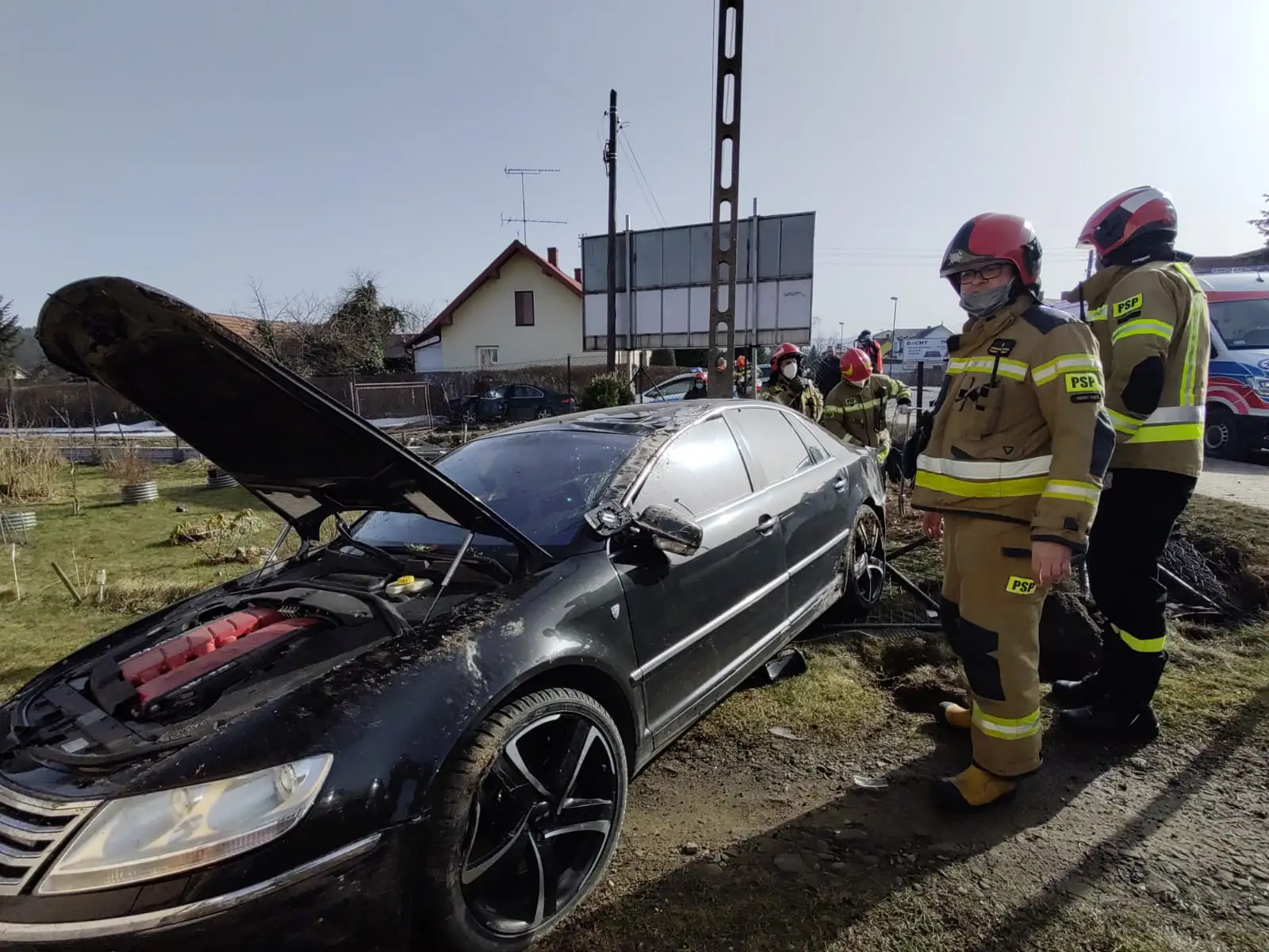 Kolizja dwóch aut na ul. Nawojowskiej w Nowym Sączu. Oba pojazdy wypadły z drogi