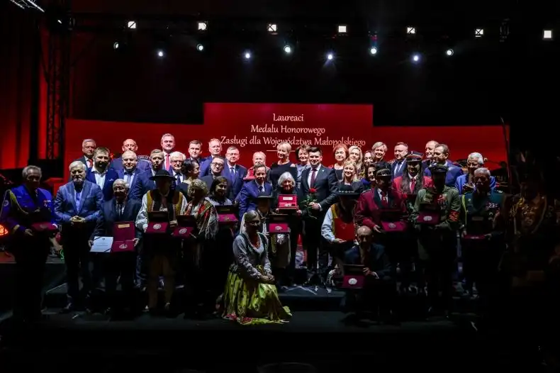 Gala Święta Małopolski 2024. Uznanie dla wyjątkowych osób i instytucji. Wśród laureatów Zespół Regionalny „Sądeczanie”