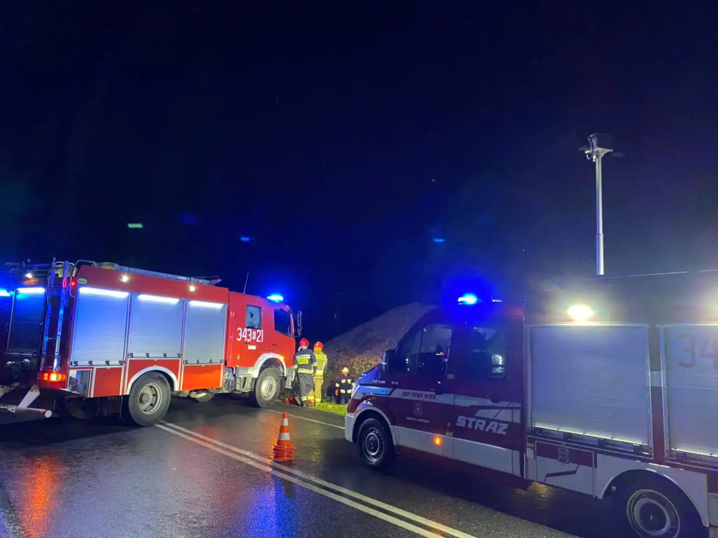 Nowa Wieś. Samochód osobowy wypadł z drogi. Dwie osoby w szpitalu