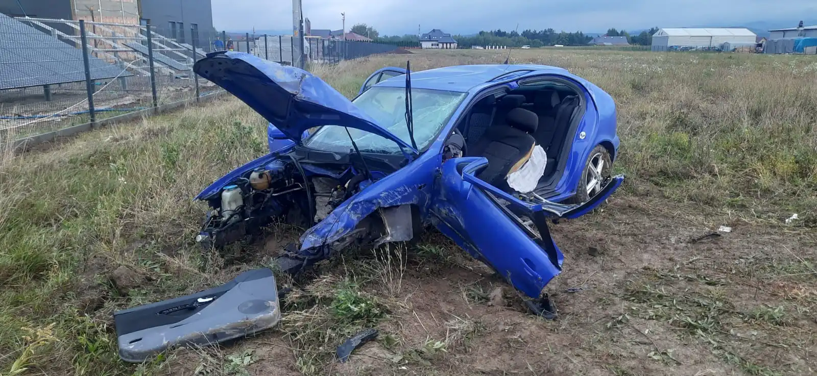 Podrzecze: Wypadek samochodu osobowego. Kierowca był zakleszczony w pojeździe