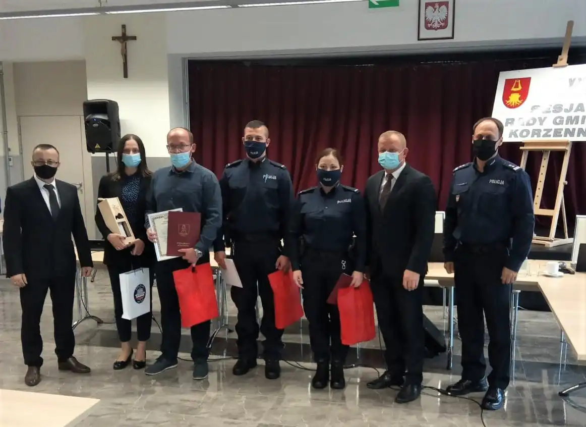 Uratował tonącego mężczyznę. Podziękowali mu Komendant Policji i Wójt