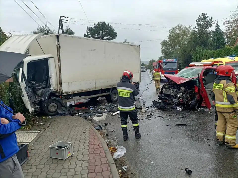 Stróże: Groźny wypadek na DW 981. Zderzyły się dwa samochody