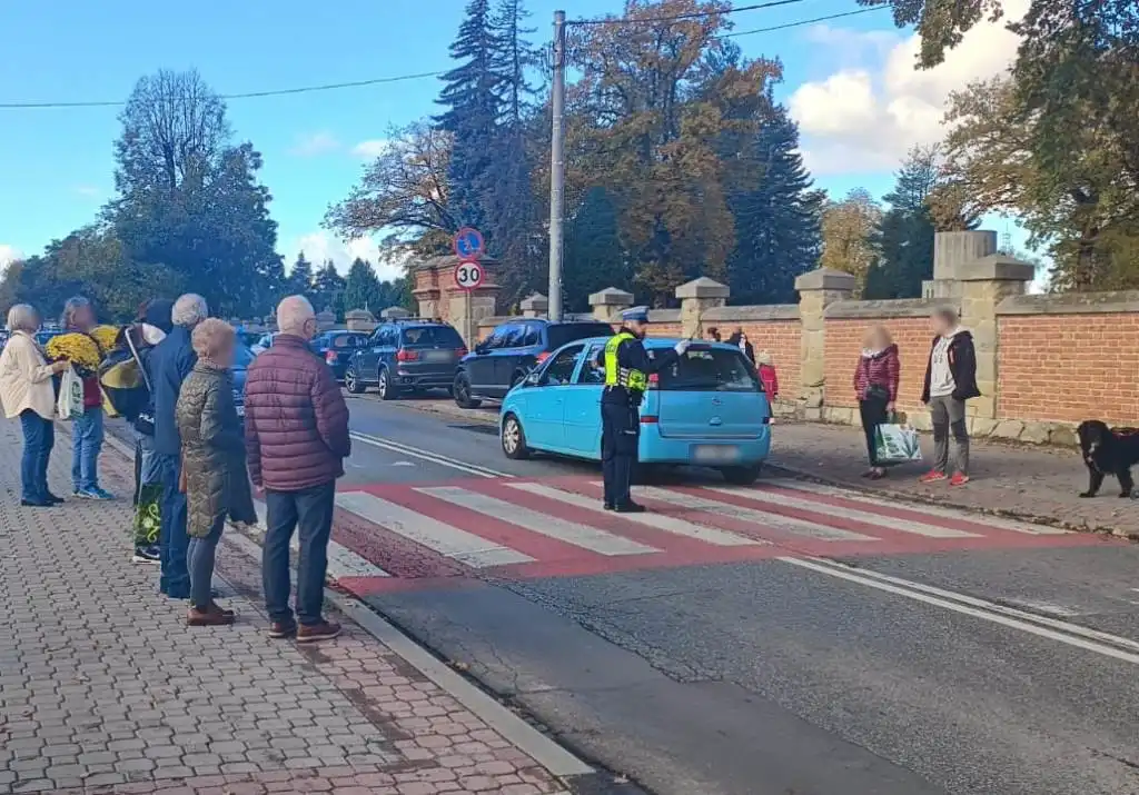 Sądeccy policjanci dbają o bezpieczeństwo w rejonch cmentarzy