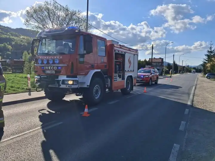 Wypadek w Kamienicy. Motocykl zderzył się z przyczepką. Jedna osoba w szpitalu