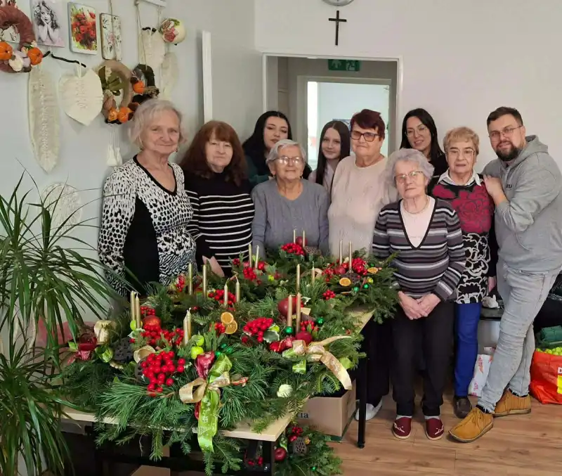 Kolorowo i twórczo. Gorliccy seniorzy i młodzież tworzyli świąteczne dekoracje