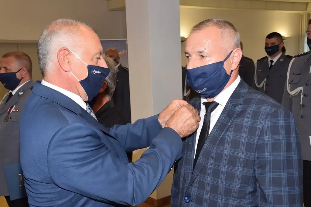Starosta nowosądecki uhonorował zasłużonych funkcjonariuszy Policji Srebrnym Jabłkiem Sądeckim