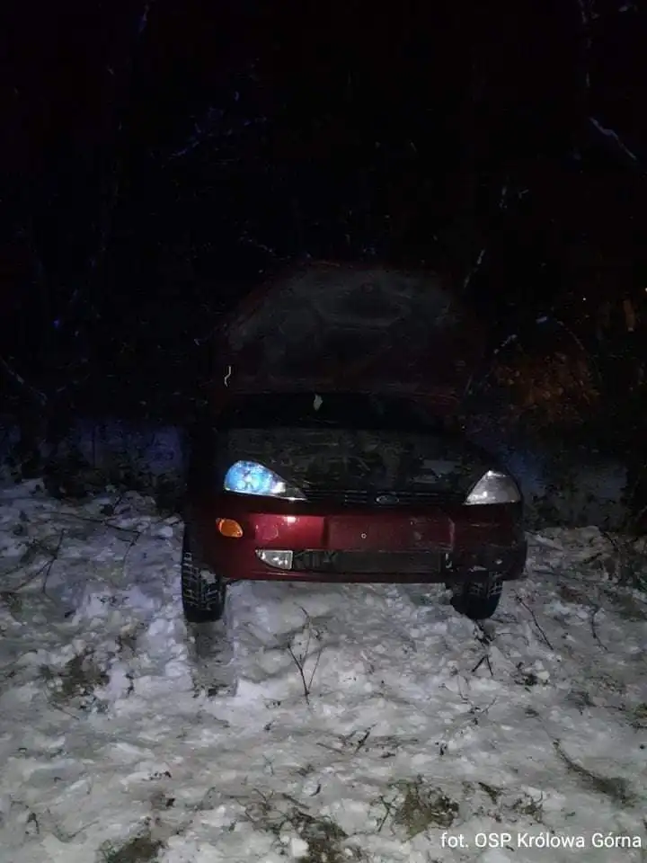 Królowa Górna. Samochód osobowy wypadł z drogi i wylądował w pobliskim rowie