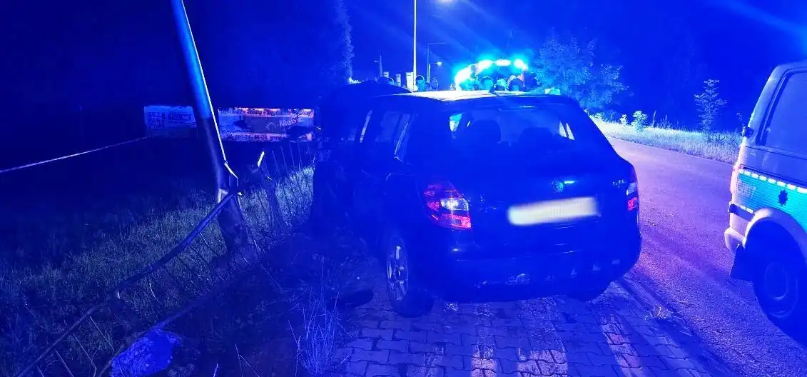Nawojowa: Samochód osobowy uderzył w barierki i latarnię uliczną