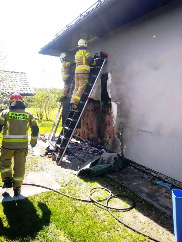 Pożar w Podrzeczu. Płonęły śmieci oraz część elewacji domu