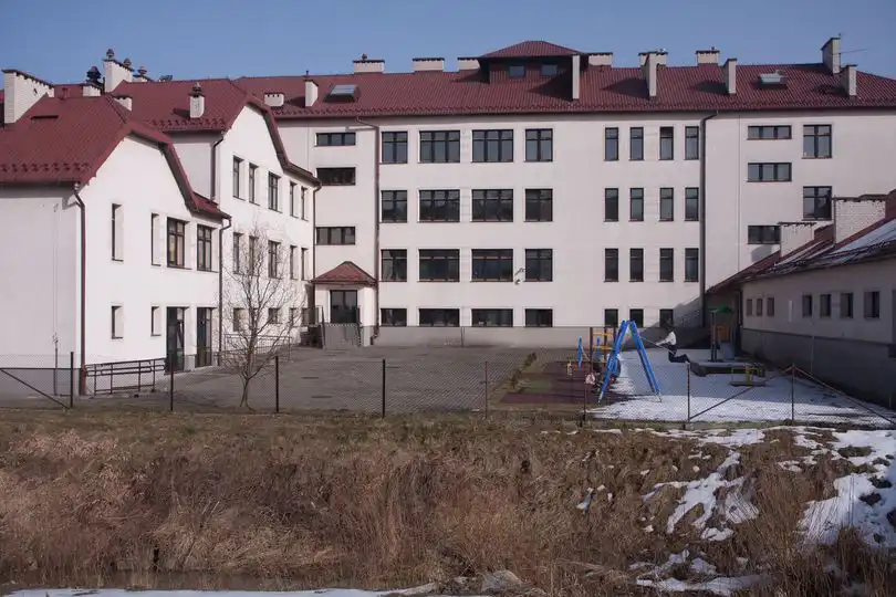 Modernizacja energetyczna budynku SP w Korzennej: wyłoniono trzy firmy, które zrealizują inwestycję