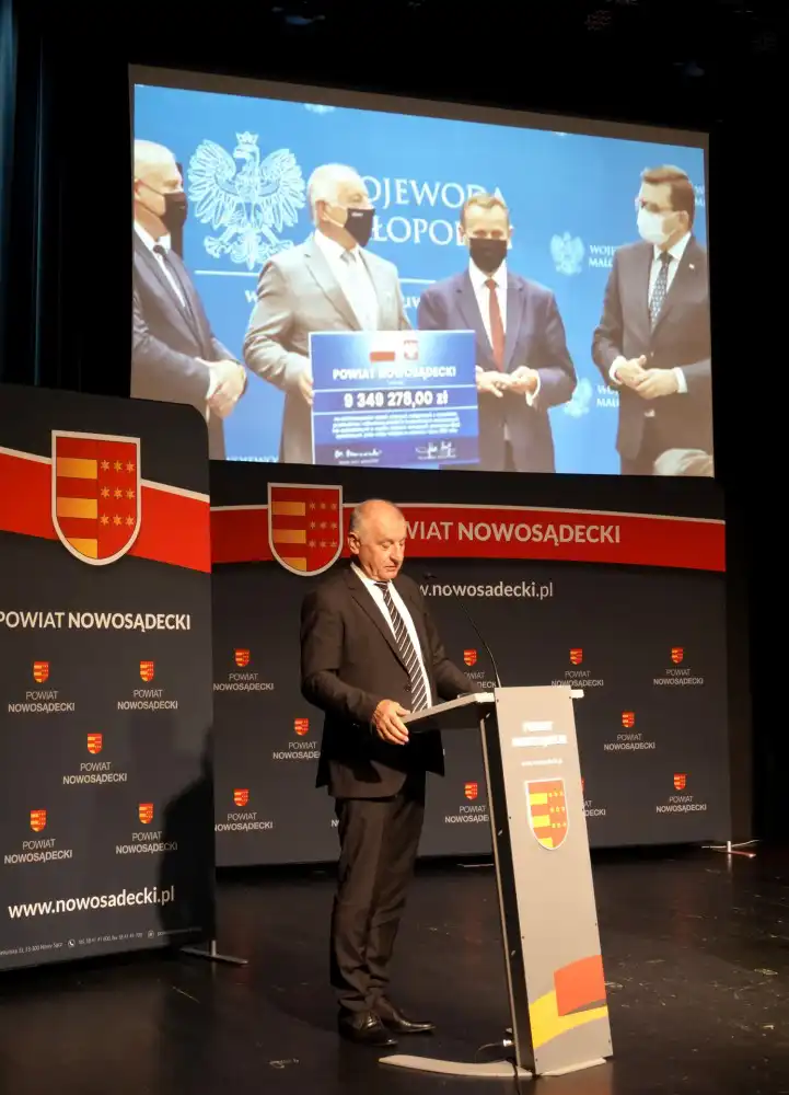 O inwestycjach i remontach zniszczonych wskutek powodzi dróg, na Sesji Rady Powiatu Nowosądeckiego