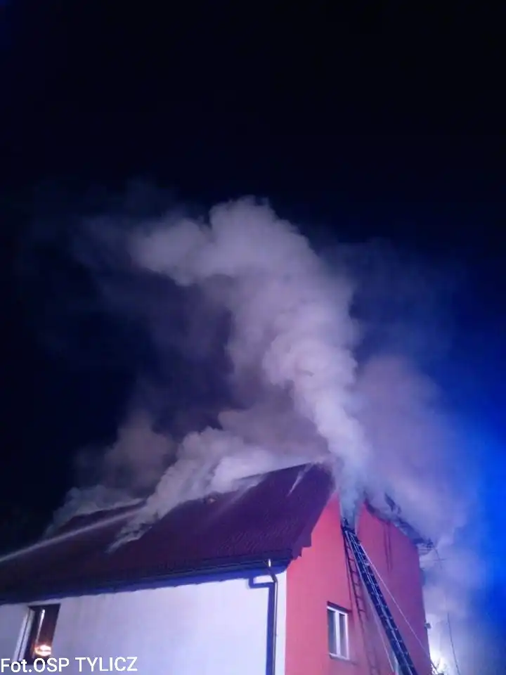 Pożar w Powroźniku. Paliło się poddasze budynku mieszkalnego