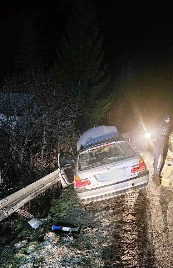 Wypadek w Zubrzyku. BMW uderzyło w bariery energochłonne
