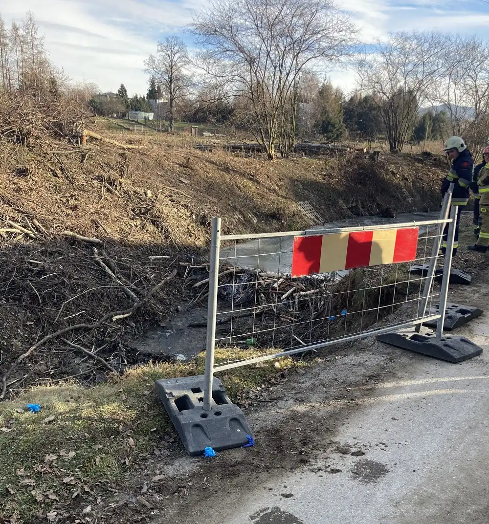 Stary Sącz: Mężczyzna wpadł do potoku. Przygniotła go barierka drogowa