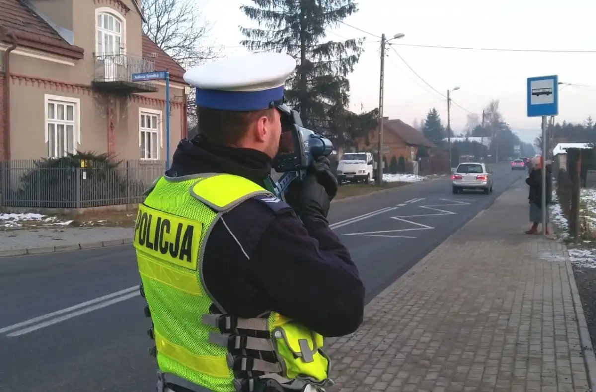 Policjanci sądeckiej drogówki kontrolowali prędkość i przestrzeganie przepisów. Posypały się mandaty