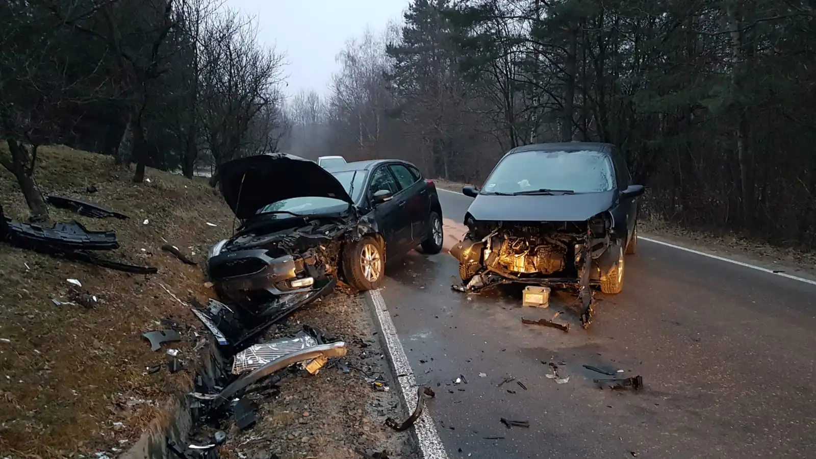 Kolizja w Zawadce. Dwa auta rozbite
