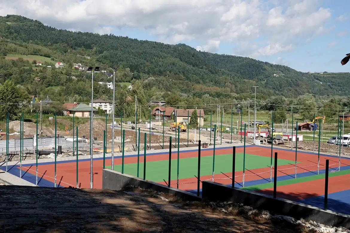 Powiatowe Centrum Sportu w Marcinkowicach: otwarcie kompleksu boisk i basenu już w listopadzie tego roku