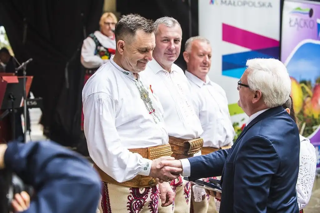 Niedzielne obchody Święta Kwitnącej Jabłoni w Łącku