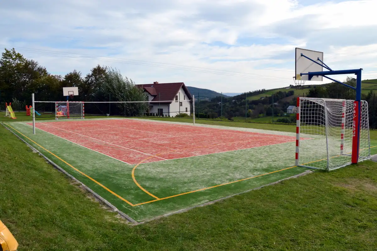 Boisko sportowe przy Szkole Podstawowej w Rąbkowej po modernizacji