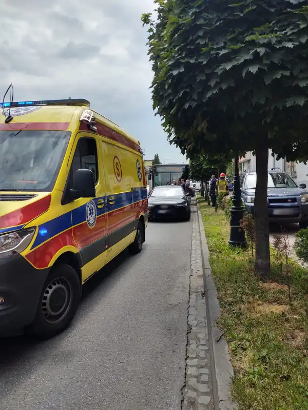 Nowy Sącz: na ul. Długosza osobówka zderzyła się z autobusem