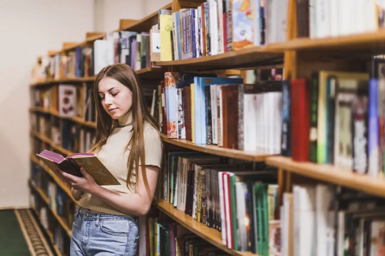 Korzenna zainwestuje w literackie perełki. Biblioteka wzbogaci się o topowe nowości
