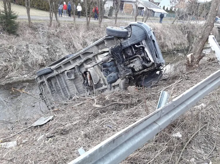 Gostwica: Fiat Ducato wypadł z drogi i uderzył w drzewo. Kobieta z trójką dzieci trafiła do szpitala