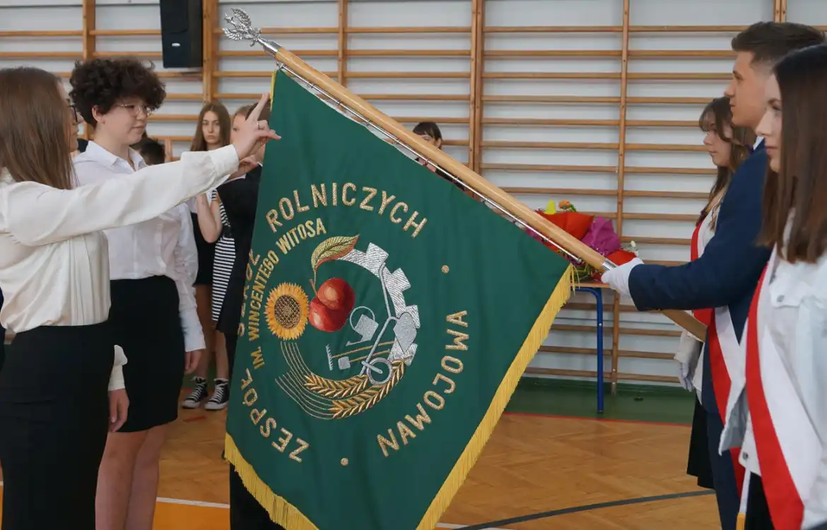 Ślubowanie pierwszoklasistów i otwarcie nowego boiska w nawojowskim ZSP