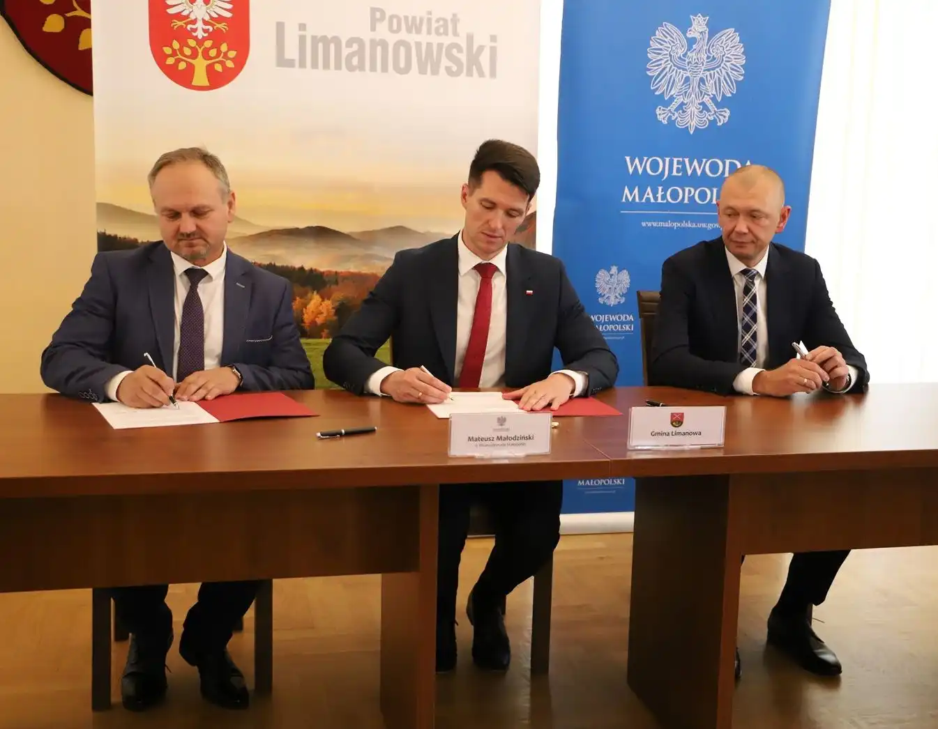 Podpisano umowy na remont dróg w Męcinie i Starej Wsi