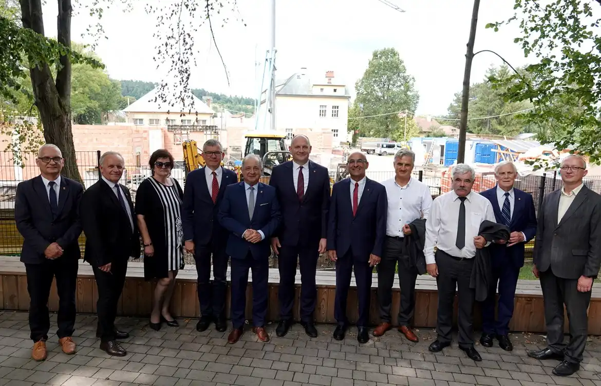 Burmistrz Starego Sącza chce wybudować basen na działce powiatowej
