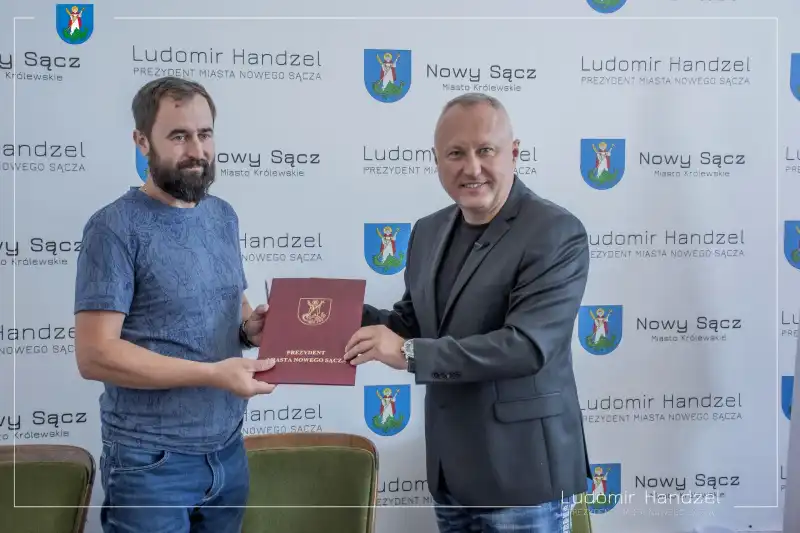 Nowy Sącz:  Będzie remont dachu na budynku I Liceum Ogólnokształcącego. Umowa podpisana
