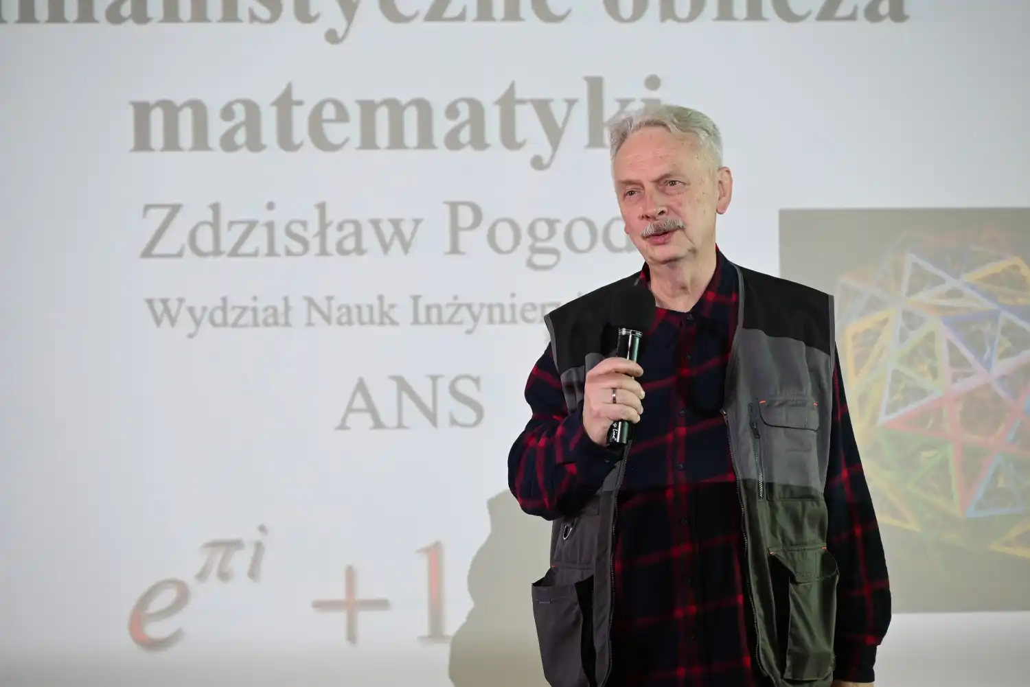 Matematyka nie tylko dla inżynierów. Przełamując stereotypy w wykładzie dr. Pogody