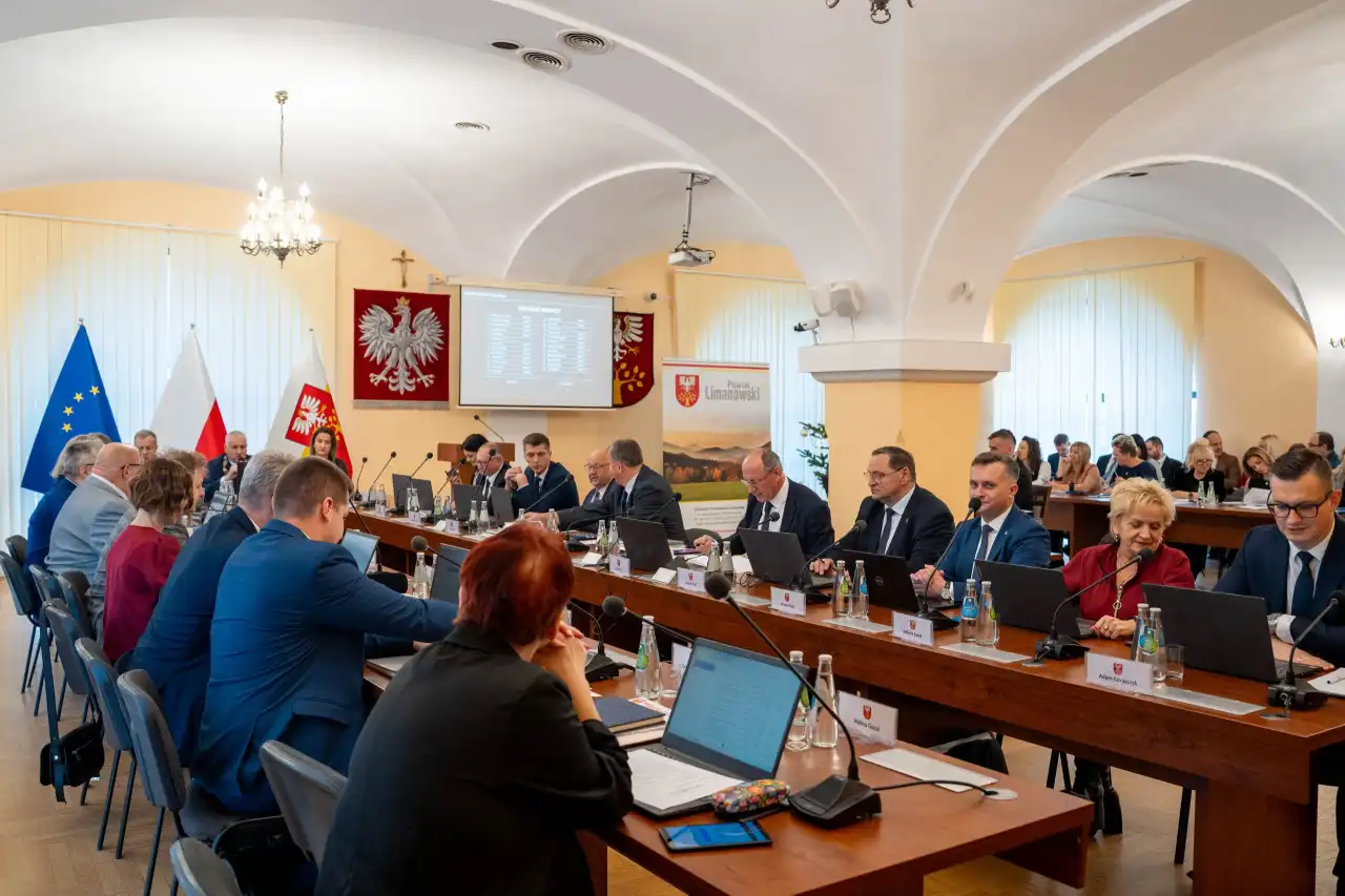 Budżet Powiatu Limanowskiego na 2026 rok przyjęty. Inwestycje i stabilne finanse