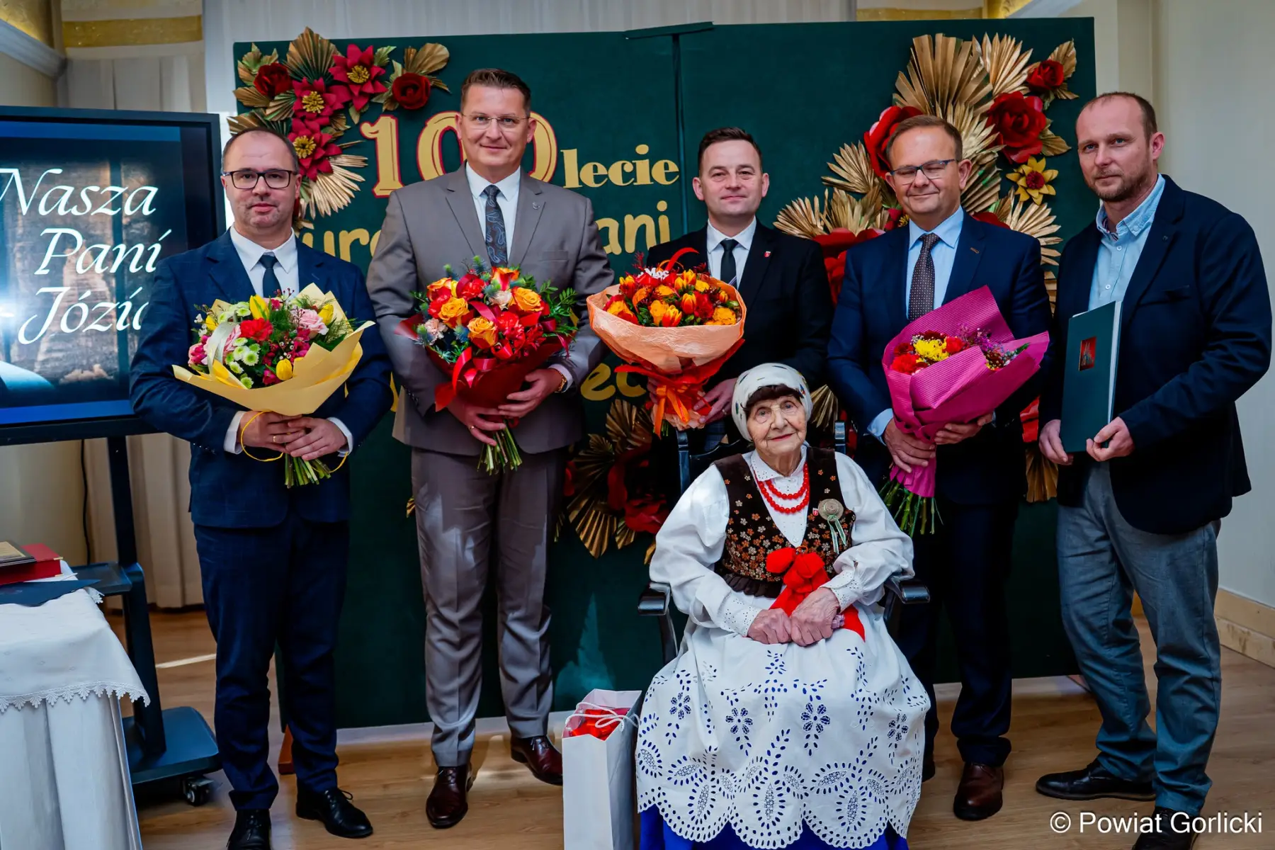 Pani Józefa Myśliwiec świętuje 100 lat. Najstarsza koronczarka w Polsce
